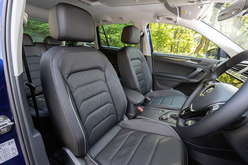 ハイラインのインテリア。ディーゼル仕様の導入に伴いセンターコンソールにアクティブコントロールスイッチが新装備され、走行モードとして「オンロードモード」「スノーモード」「オフロードモード」「オフロードカスタムモード」を用意。オンロードモード内には「エコ」「コンフォート」「ノーマル」「スポーツ」「カスタム」の5種類のドライビングプロファイルが設定される