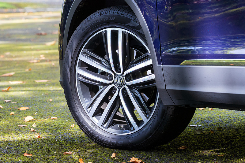 足下は19インチアルミホイールにピレリ「SCORPION VERDE」（235/50 R19）の組み合わせ