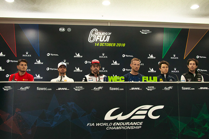 記者会見に登場した6人のドライバー。左からジャンカルロ・フィジケラ選手、アントニオ・フェリックス・ダ・コスタ選手、フェルナンド・アロンソ選手、ジェンソン・バトン選手、ニック・デ・フリーズ選手、ブルーノ・セナ選手