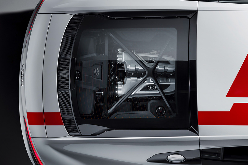 ミッドマウントされるV型10気筒DOHC 5.2リッター直噴エンジンは、最高出力397kW（540HP）/7800rpm、最大トルク540Nm（398.3lb-ft）/6500rpmを発生。トランスミッションには7速AT（7速Sトロニック）を組み合わせる