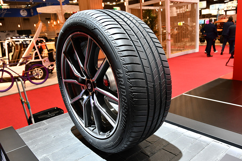 パフォーマンスタイヤの「TURANZA T005」