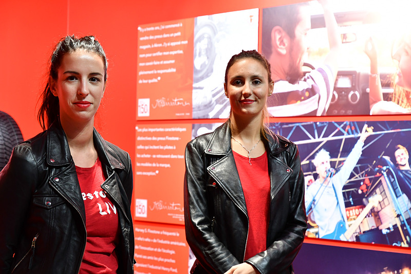 ブリヂストンはヨーロッパで、ブリヂストン製品とファイアストン製品を発売。ファイアストンコーナーは赤いイメージで統一されていた