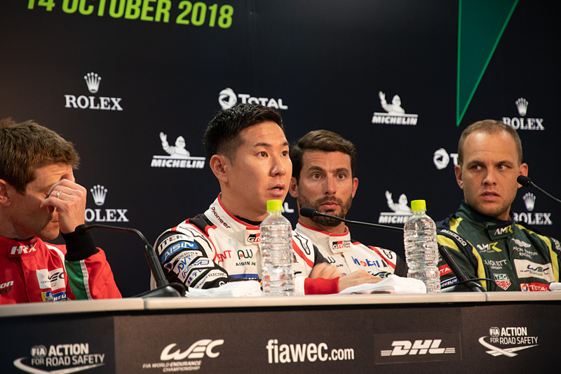 ポールポジションを獲得した小林可夢偉選手（中央左）