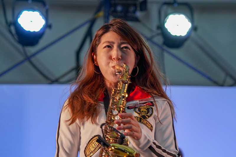 富士スピードウェイのイベントステージでスペシャルライブ