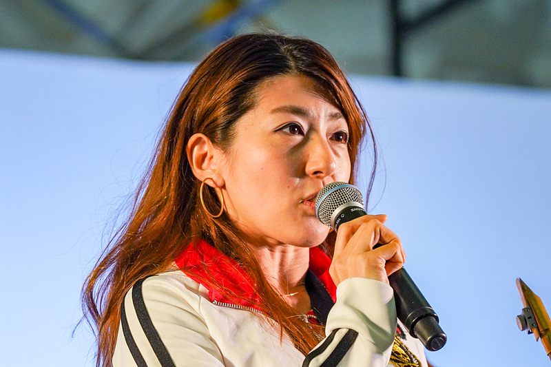 富士スピードウェイのイベントステージでスペシャルライブ