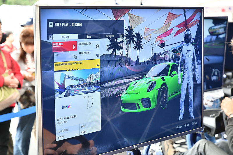 43インチの大画面でForza Motorsport 7をプレイできる