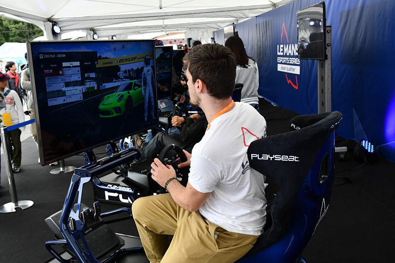 ル・マンeスポーツのスタッフがForza Motorsport 7をセッティング。本格的な試遊台で楽しめる