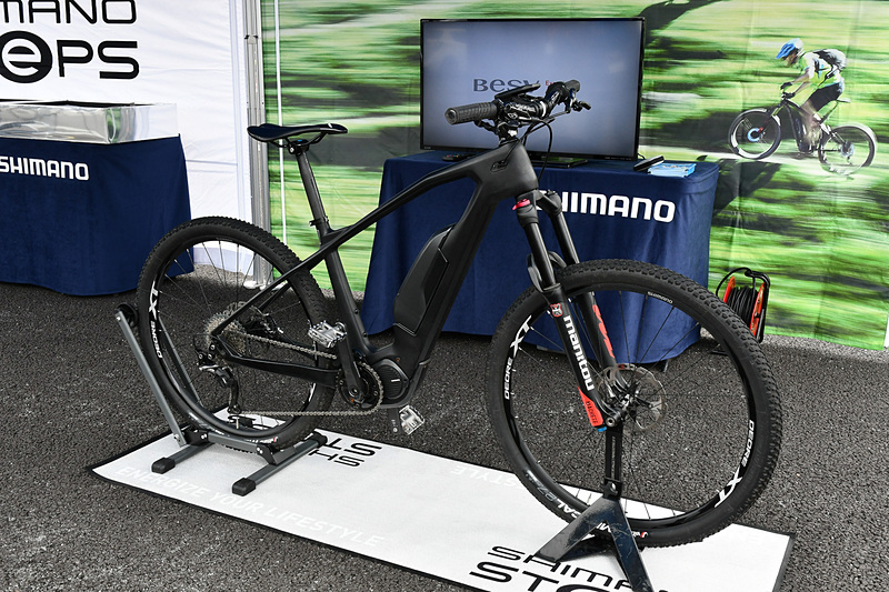 シマノはコンポーネントメーカーのためeバイクを売ることはないが、コンポーネントを組み込んだバイクを展示
