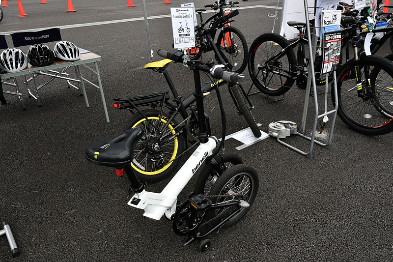 ベネリの折りたたみタイプのeバイク。折りたたみタイプでもeバイクが実現できるほどコンポーネントの開発が進んでいる