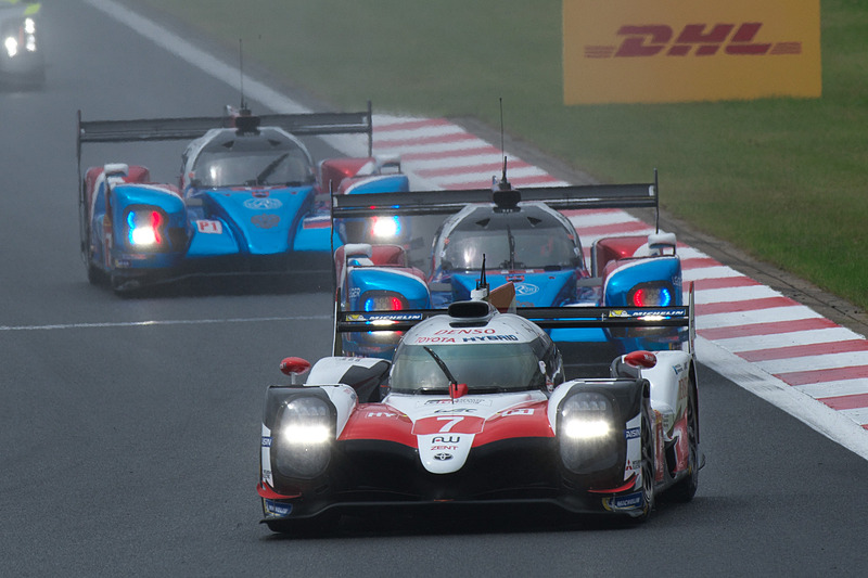 次々とオーバーテイクしていく7号車 Toyota TS050-Hybrid（マイク・コンウェイ/小林可夢偉/ホセ・マリア・ロペス組、MI）