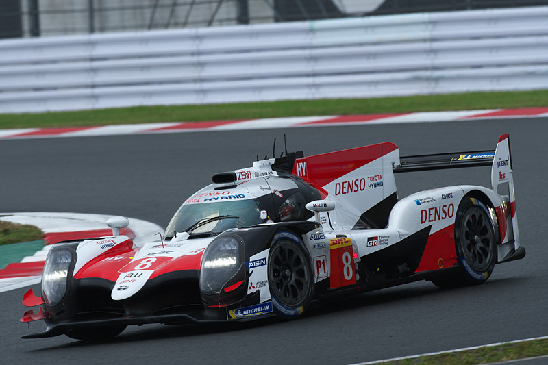 スタートからトップを快走する8号車 Toyota TS050-Hybrid（セバスチャン・ブエミ/中嶋一貴/フェルナンド・アロンソ組、MI）