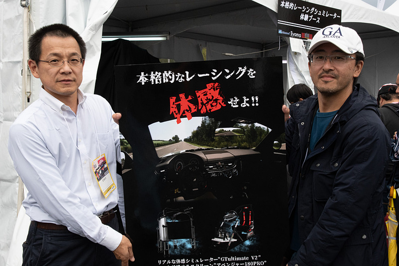 180度スクリーンを提供するエイムス株式会社 岩井繁良氏（右）と、ゲーミングPCを提供する株式会社ユニットコム 新庄良章氏（左）