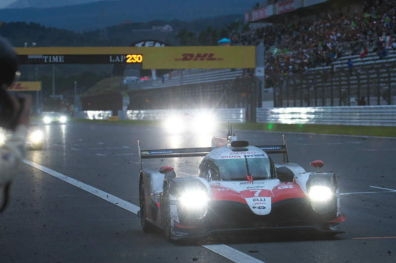 トップでチェッカーを受けた7号車 Toyota TS050-Hybrid（マイク・コンウェイ/小林可夢偉/ホセ・マリア・ロペス組、MI）