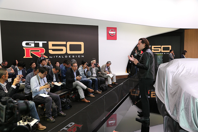 プレゼンテーションを行なった日産自動車株式会社 専務執行役員 グローバルデザイン担当のアルフォンソ・アルバイサ氏