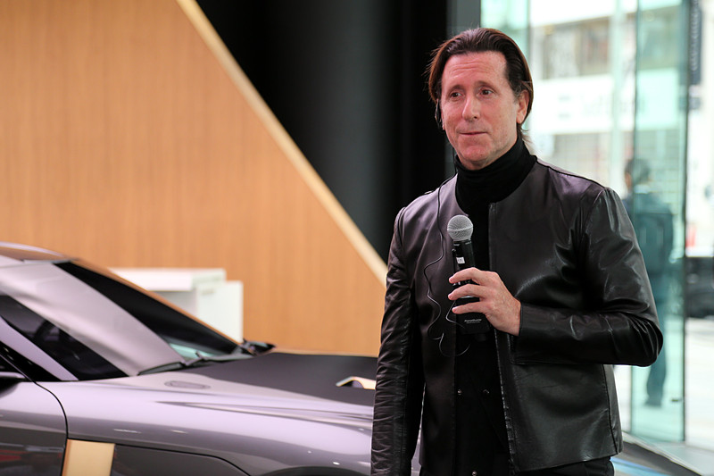 質疑応答に対応するアルバイサ氏