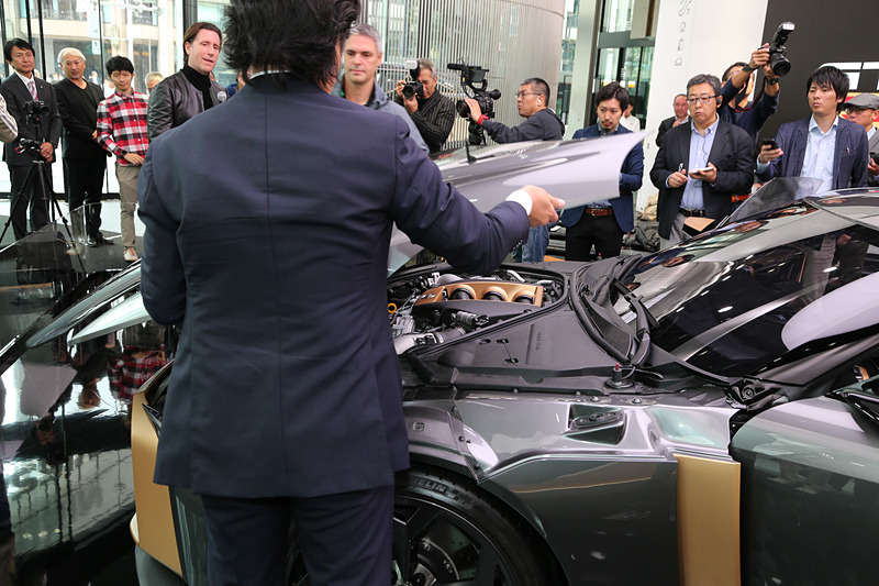 エンジンフードを取り外すと……