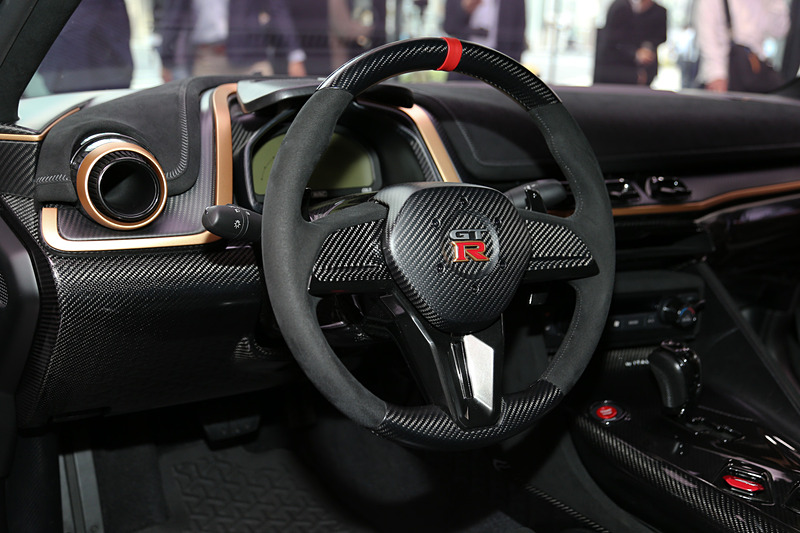 Nissan GT-R50 by Italdesignのインテリア。「トラック」「スタンダード」という2種類を用意しているとのことで、今回展示されたモデルはトラックバージョン。ステアリング位置は左のみの設定で、右ハンドル仕様の予定は現段階ではないとのこと