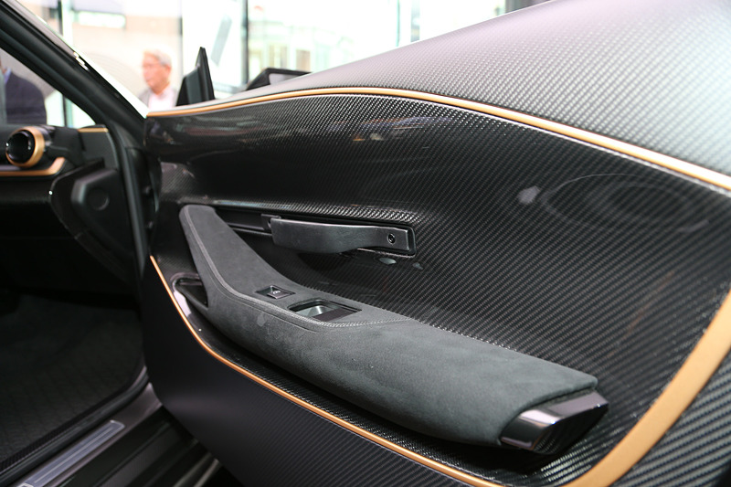 Nissan GT-R50 by Italdesignのインテリア。「トラック」「スタンダード」という2種類を用意しているとのことで、今回展示されたモデルはトラックバージョン。ステアリング位置は左のみの設定で、右ハンドル仕様の予定は現段階ではないとのこと