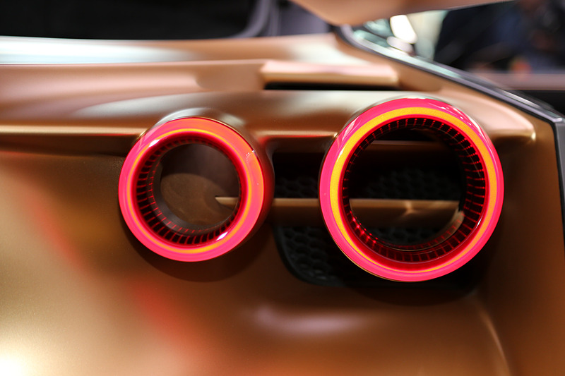 外観の随所にゴールドが配色されるとともに、大型の可変式リアウイングを装着。空力性能ではCピラー後端から走行風を採り入れ、テールランプ奥に用意されるダクトから空気を抜くというギミックを持つ。タイヤはミシュラン「パイロットスーパースポーツ」（フロント：255/35 R21、リア：285/30 R21）、キャリパーはブレンボ製（フロント：6ピストン、リア：4ピストン）