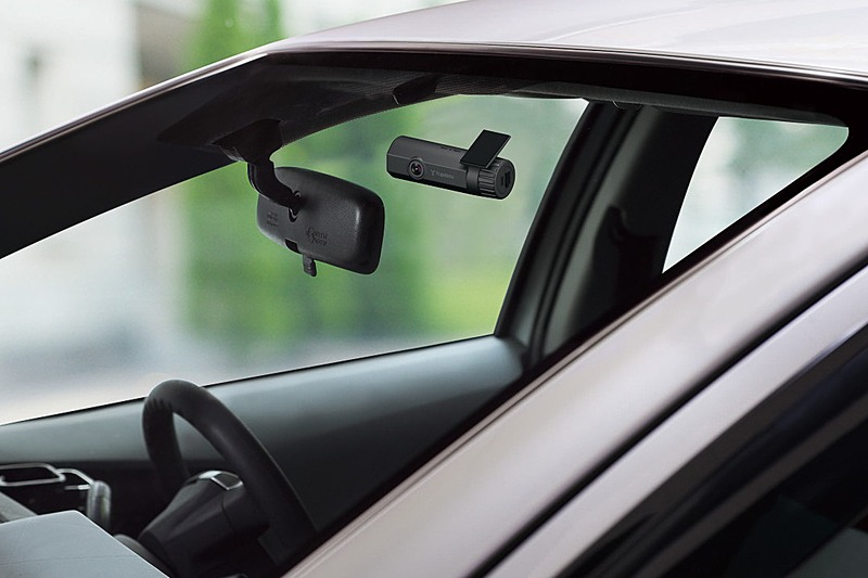 前後共にブラケット一体式でディスプレイを持たないスタイルを採用。フロントカメラ（上段）は横長デザインとしてドライバーの視界を遮りにくい形状としている