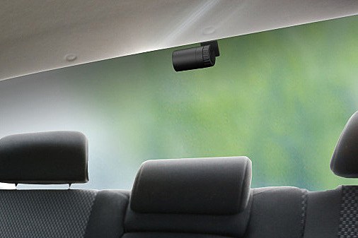 前後共にブラケット一体式でディスプレイを持たないスタイルを採用。フロントカメラ（上段）は横長デザインとしてドライバーの視界を遮りにくい形状としている