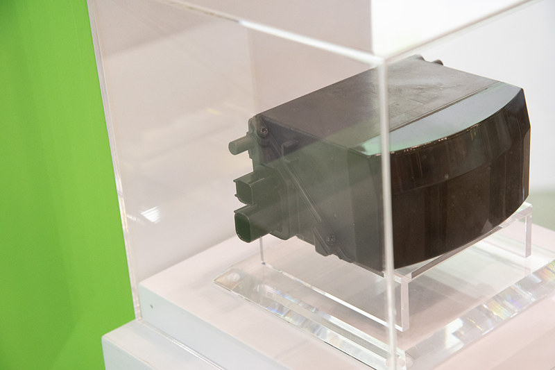 新型レーザースキャナ「SCALA 2」。外観の変更はほとんどなく、天面の取付部がフラットになったほか、サイドの取り付け部分が変わっている