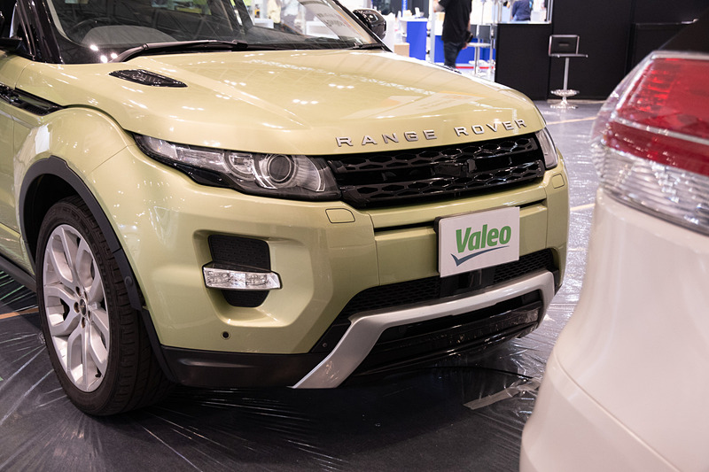 展示車で実際にデモを行なっている