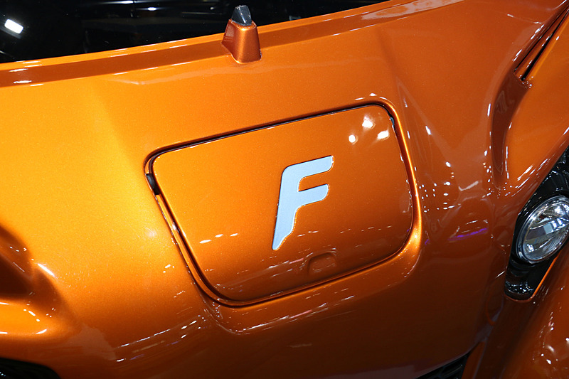 充電ポートは車内からでも目視できる車両前方に設置