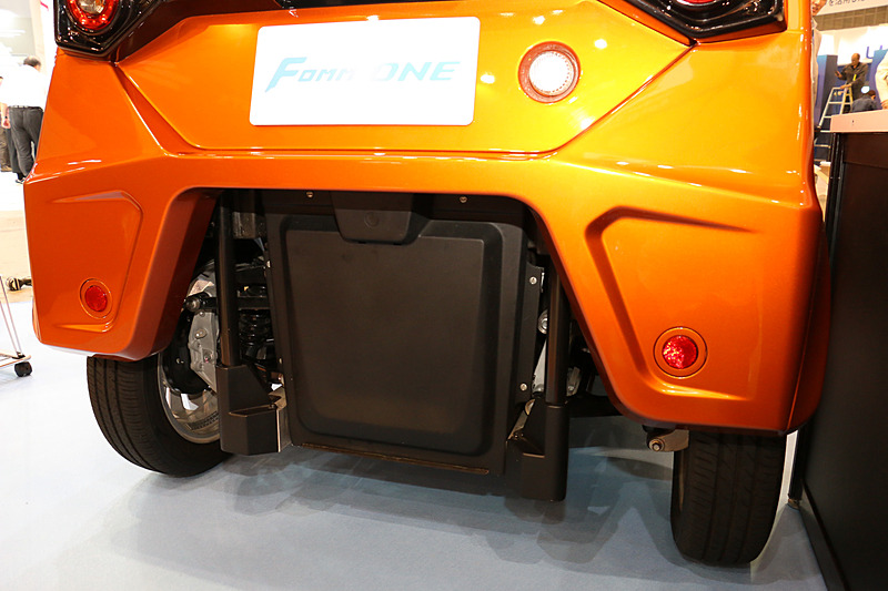 走行用のリチウムイオンバッテリーは車両後方とフロントシート下に計4個を設置。満充電で160kmを走行可能