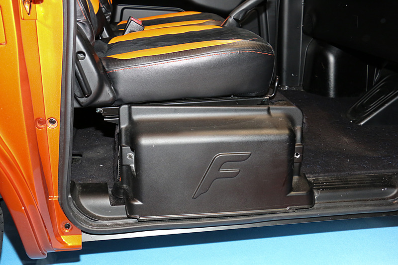 走行用のリチウムイオンバッテリーは車両後方とフロントシート下に計4個を設置。満充電で160kmを走行可能