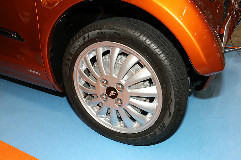 フロントタイヤに設置されたインホイールモーターで走行。水に浮いた状態ではホイールのフィンが内側に向けて水流を起こして推進力を生み出す