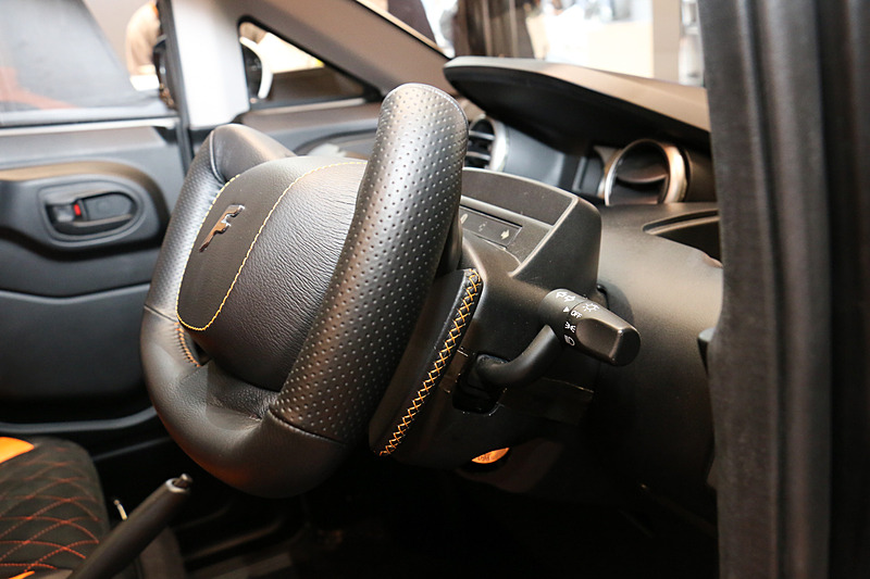 ステアリングに設定されたパドルでアクセル操作を行なう