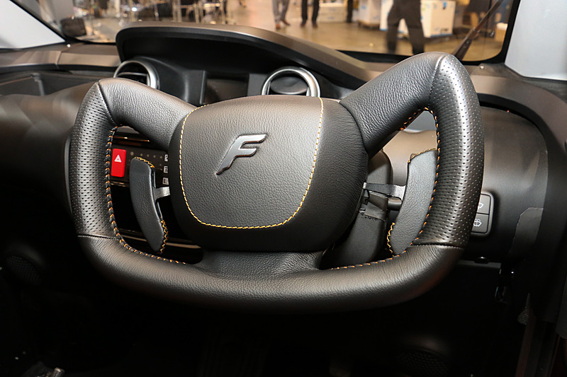 パドル1つを操作することで走行距離重視の加速を、パドルを2つとも操作することで力強い加速を実現する