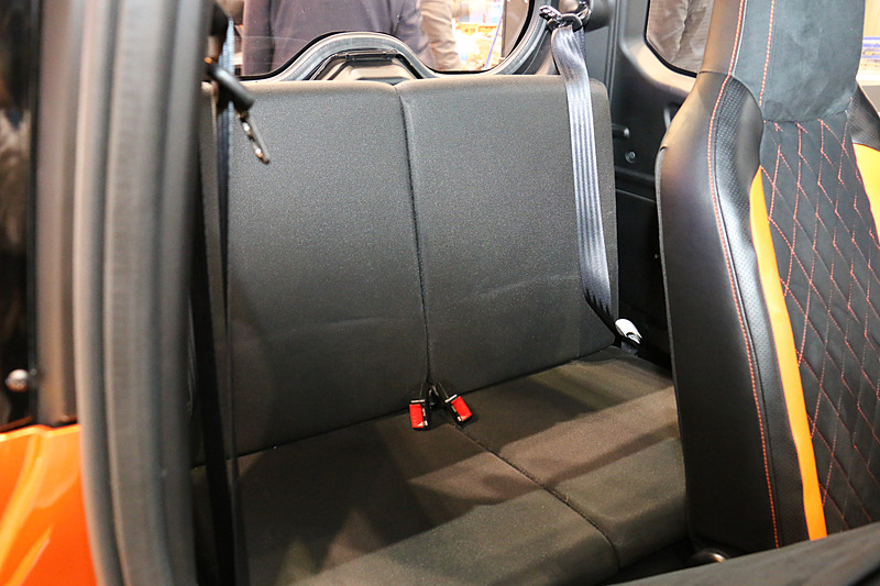 コンパクトな車内に4人分のシートを備える