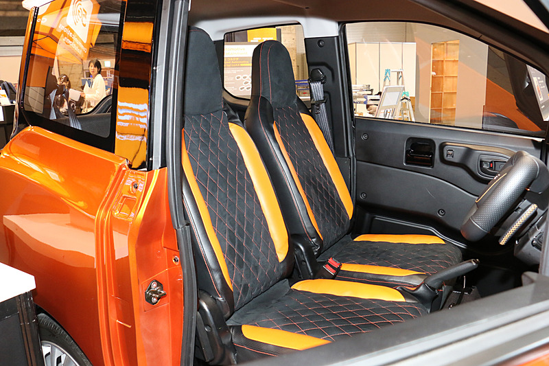 コンパクトな車内に4人分のシートを備える