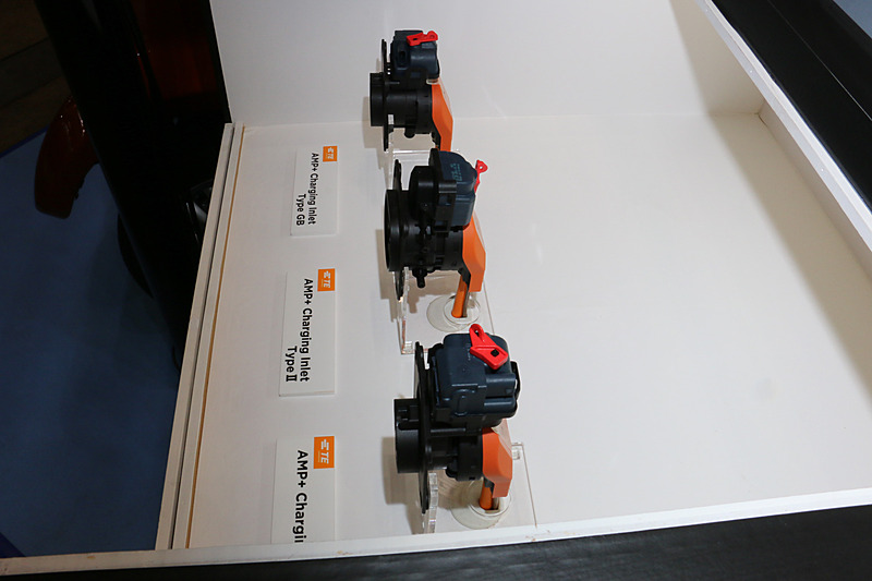 充電インレット後方がL字型に下に伸びており、狭いスペースでも設置可能