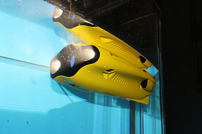 グラディウス ミニの前方には、4K動画の撮影が可能なCMOSセンサーカメラを1つ、光量を調整可能なLEDライト2つを設定する