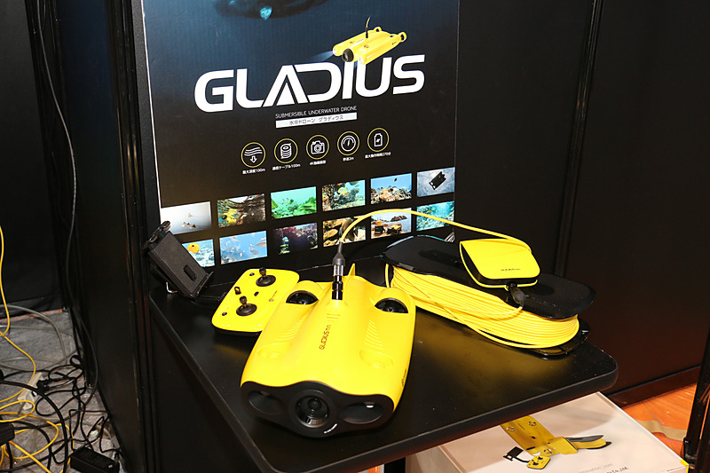 グラディウス ミニは本体、コントローラー、Wi-Fiコネクター、ケーブルワインダー、充電器などで構成