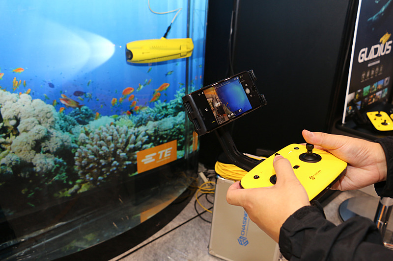 操作はコントローラーにスマートフォンを設置したり、PCのモニターなどで行なえるほか、スマホの表示をVRゴーグルに設置してVRモードで確認することも可能