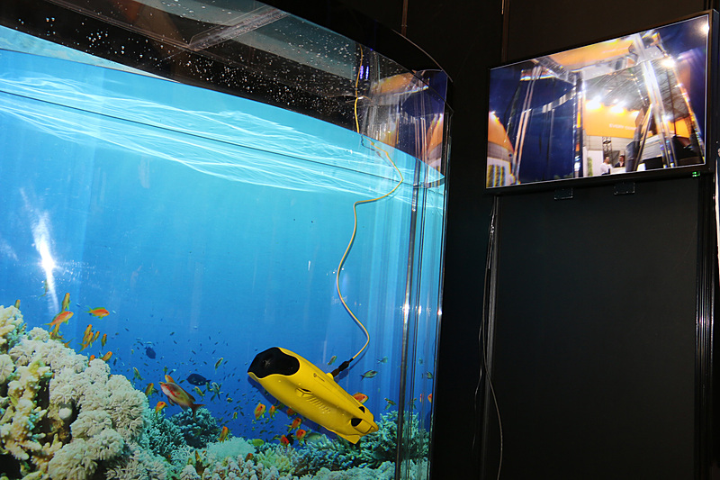 操作はコントローラーにスマートフォンを設置したり、PCのモニターなどで行なえるほか、スマホの表示をVRゴーグルに設置してVRモードで確認することも可能