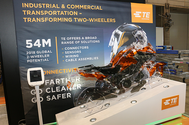 ブースの一角にはアクリルプレートで構成されたバイクでの製品展示も実施されていた