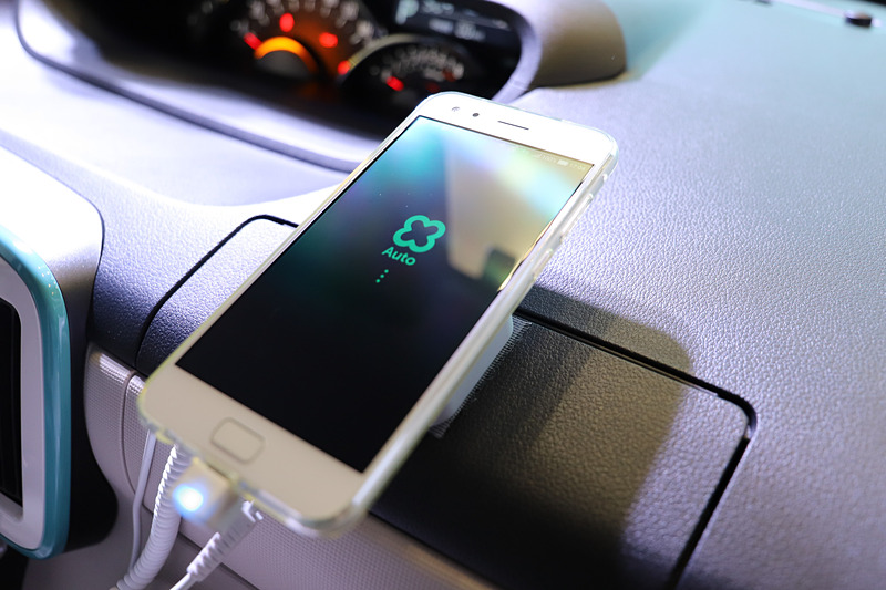 スマホとClova AutoはBluetoothを使って接続され、連携するとスマホの画面はClova Autoのロゴが表示されたままロックされる。連携後は目の届くところにスマホを置いておく必要がなく、ポケットやカバンの中に入れたままでもOK