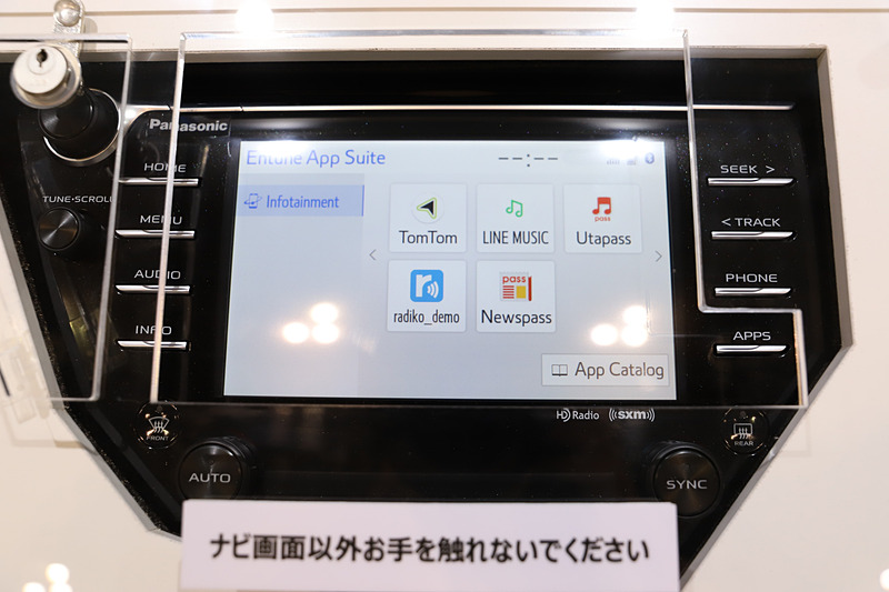 地図アプリや音楽アプリ、AIアシスタントアプリなどが入ったスマホとSDL対応カーナビを連携したモックが置かれており、スマホアプリをカーナビで動かせるSDL体験ができるようになっていた
