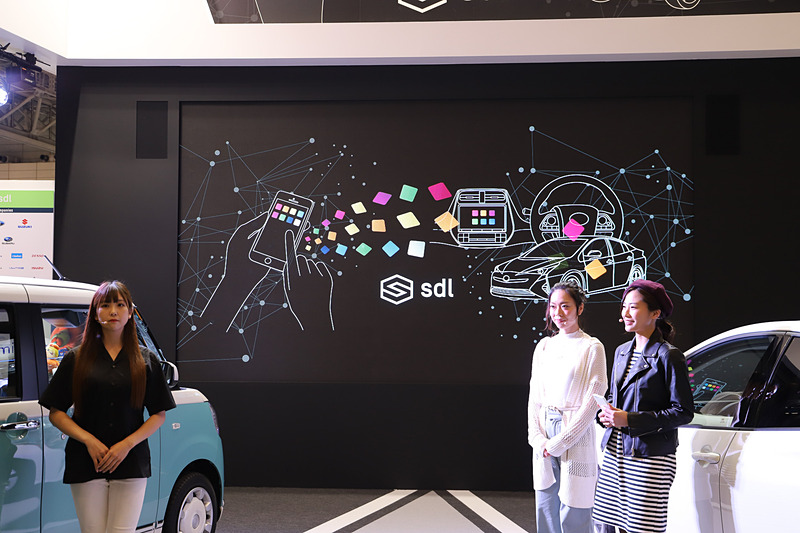 LINEのメッセージをやりとりするデモンストレーションも行なわれた