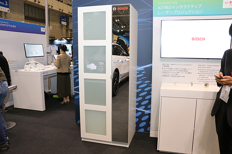 BML100PIの活用例として紹介されたクローゼット。内部に設置したBML100PIで半透過パネルを備えたドアに天候情報やスケジュールなどを投影する