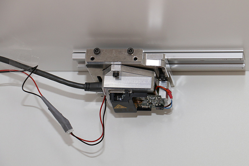 BML100PIの活用例として紹介されたクローゼット。内部に設置したBML100PIで半透過パネルを備えたドアに天候情報やスケジュールなどを投影する