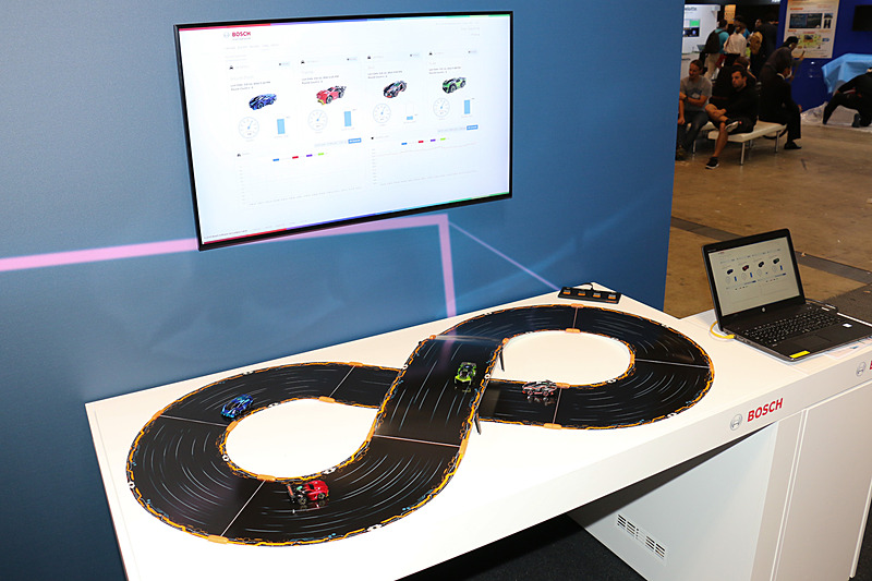 ラジコンカーを使って行なわれたボッシュのコネクテッドサービスについて紹介するデモ。走行する車両（ラジコンカー）から送信された情報が、データセンターとなるノートPCで集約される状況が紹介されている