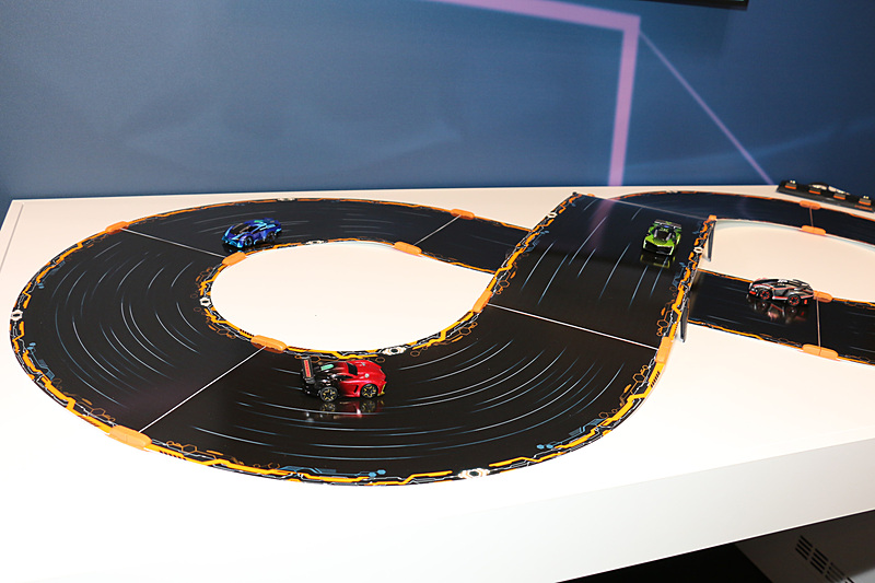 ラジコンカーを使って行なわれたボッシュのコネクテッドサービスについて紹介するデモ。走行する車両（ラジコンカー）から送信された情報が、データセンターとなるノートPCで集約される状況が紹介されている