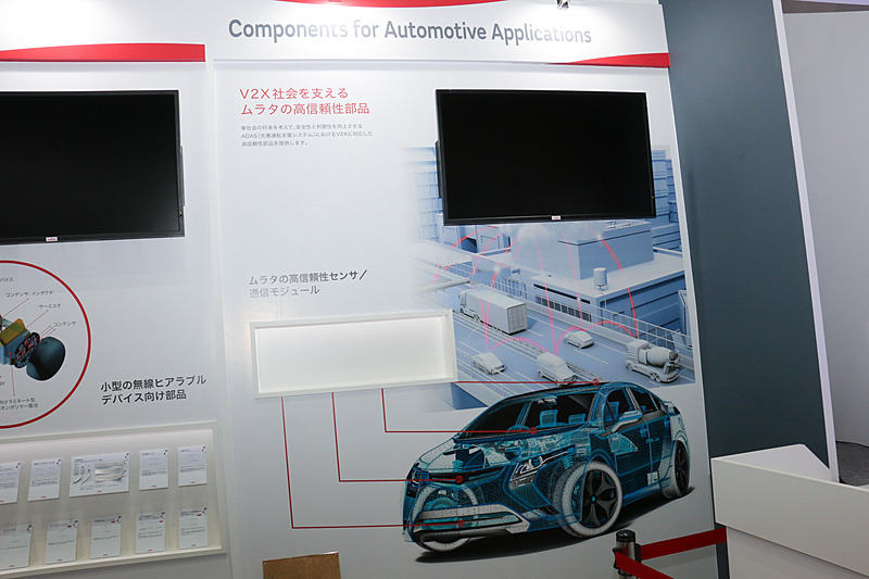 ブース中央にあるステージ左脇の目立つ位置に設定された車載センサー類などの展示スペース。取材を行なったタイミングでは、車車間通信や路車間通信などのV2Xで使用される通信モジュールはブースに届いていなかったが、開幕初日となる10月16日には間に合って展示が行なわれるとのこと