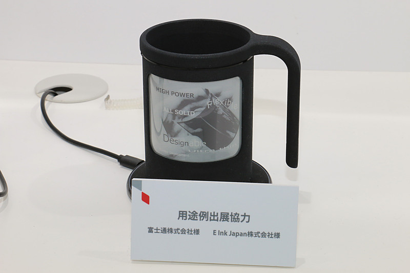 「IoTタンブラー」では表示を行なう「E Ink」の背面に全固体薄膜電池が収められている